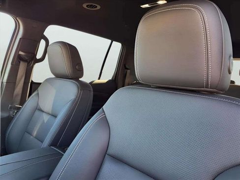 Used 2025 Chevrolet Traverse LT image 17