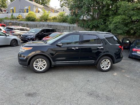 Used 2014 Ford Explorer XLT w/ Equipment Group 202A AWD/4WD image 12