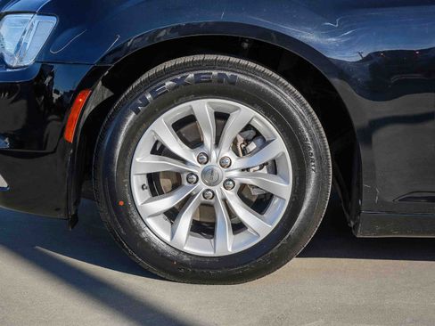 Used 2021 Chrysler 300 Touring image 5