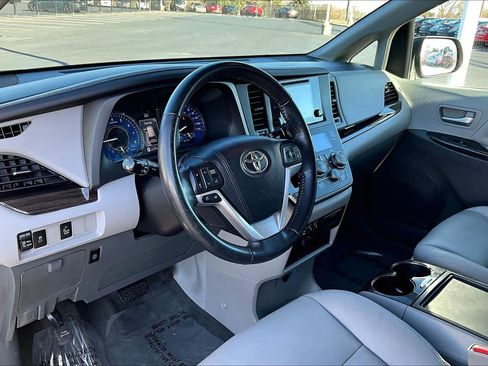 Used 2017 Toyota Sienna XLE image 17
