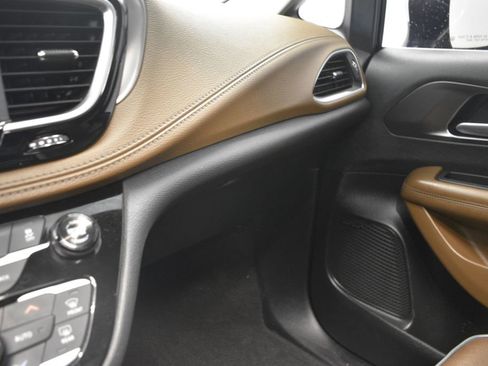 Used 2017 Chrysler Pacifica Limited image 50