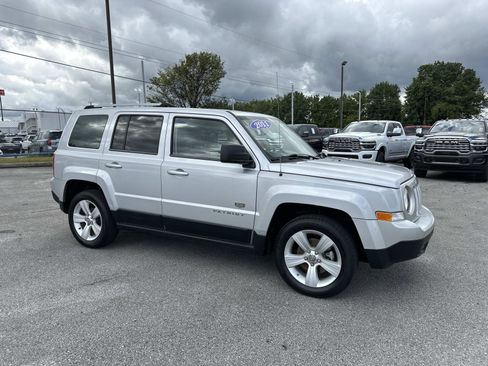 Used 2011 Jeep Patriot 70th Anniversary image 2