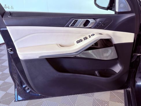 Used 2019 BMW X5 xDrive50i w/ M Sport Package image 11