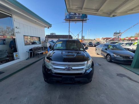 Used 2014 Ford Explorer XLT w/ Equipment Group 202A FWD image 2