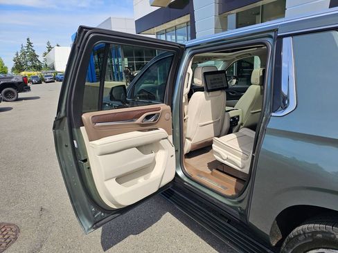 Used 2024 GMC Yukon XL Denali w/ Denali Reserve Package AWD/4WD image 16