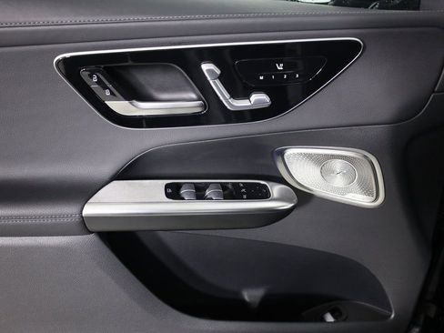 Used 2024 Mercedes-Benz GLC 300 4MATIC image 9