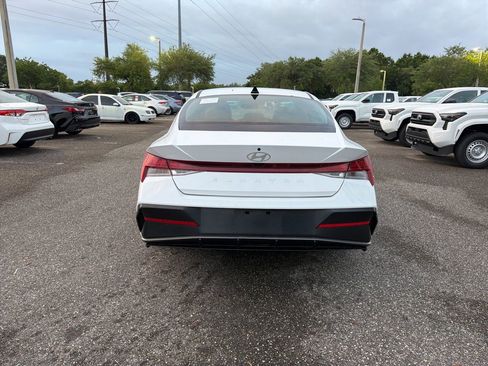 Used 2025 Hyundai Elantra SEL image 4