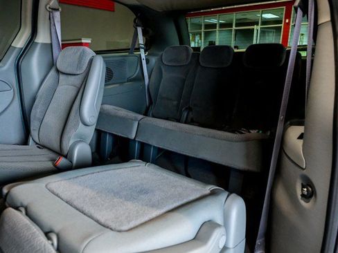 Used 2006 Chrysler Town & Country Touring FWD image 18