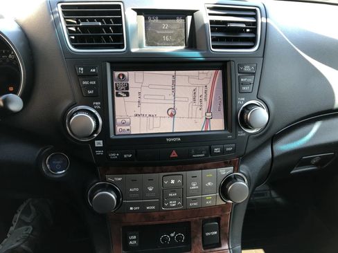 Used 2012 Toyota Highlander Limited AWD/4WD image 25