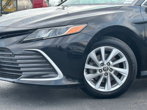 Used 2021 Toyota Camry LE image 3