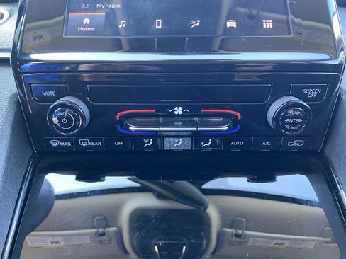 Used 2023 Jeep Grand Cherokee Laredo AWD/4WD image 24