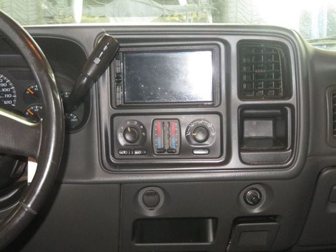 Used 2004 Chevrolet Silverado 2500 LS w/ Skid Plate Package AWD/4WD image 37