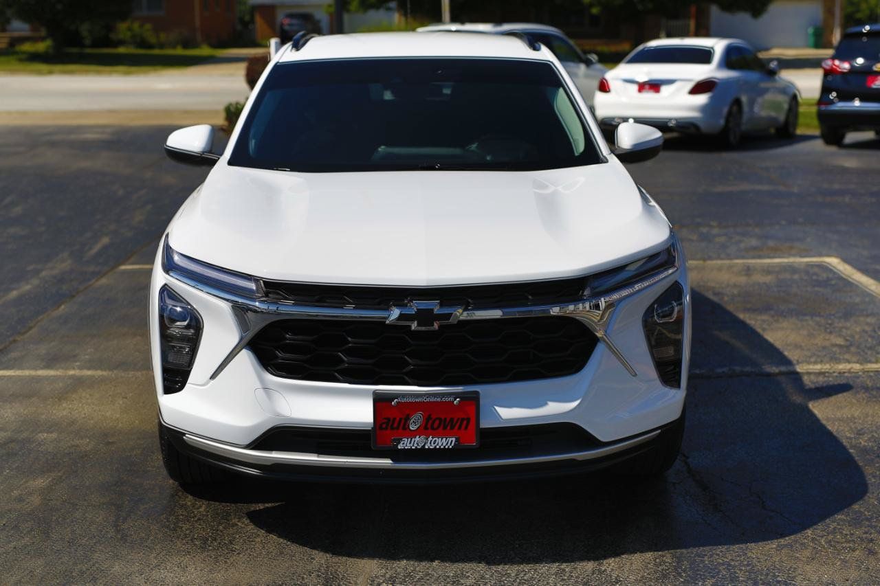 Used 2024 Chevrolet Trax LT w/ Driver Confidence Package FWD image 2