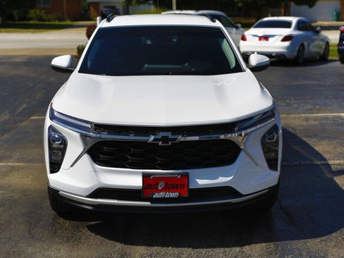 Used 2024 Chevrolet Trax LT w/ Driver Confidence Package FWD image 2