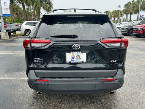 Used 2020 Toyota RAV4 XLE Premium FWD image 6