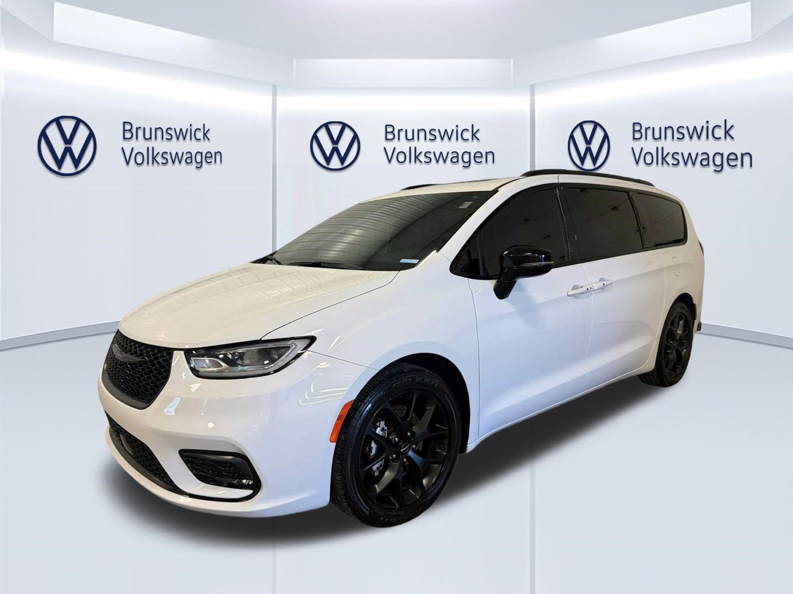 Used 2024 Chrysler Pacifica Limited w/ S Appearance Package FWD image 1