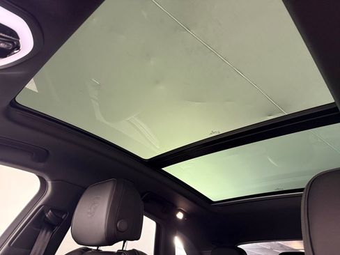 Certified 2025 Porsche Macan S image 29