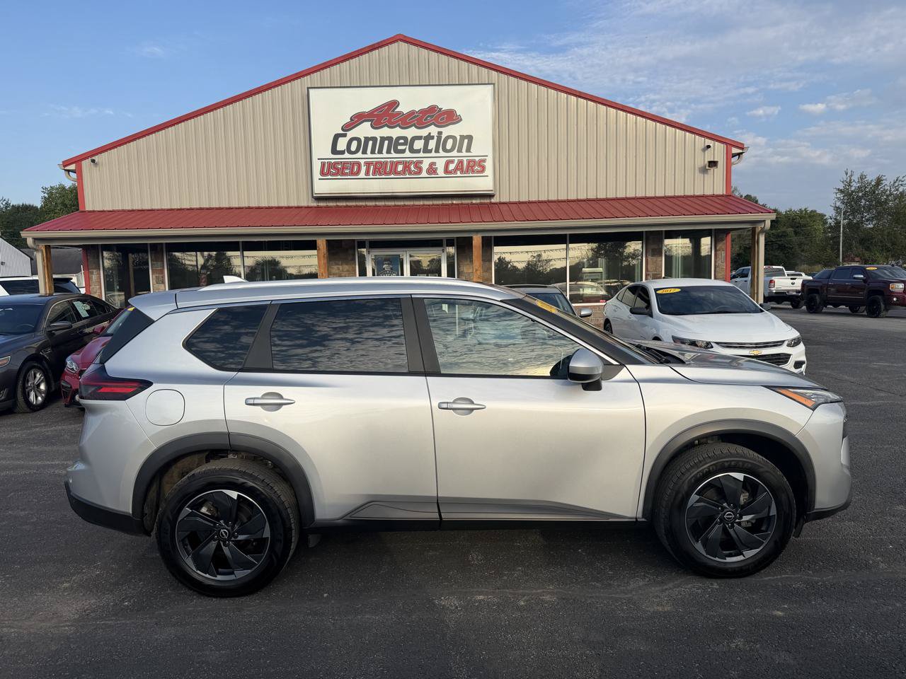 Used 2024 Nissan Rogue SV w/ SV Premium Package AWD/4WD image 3
