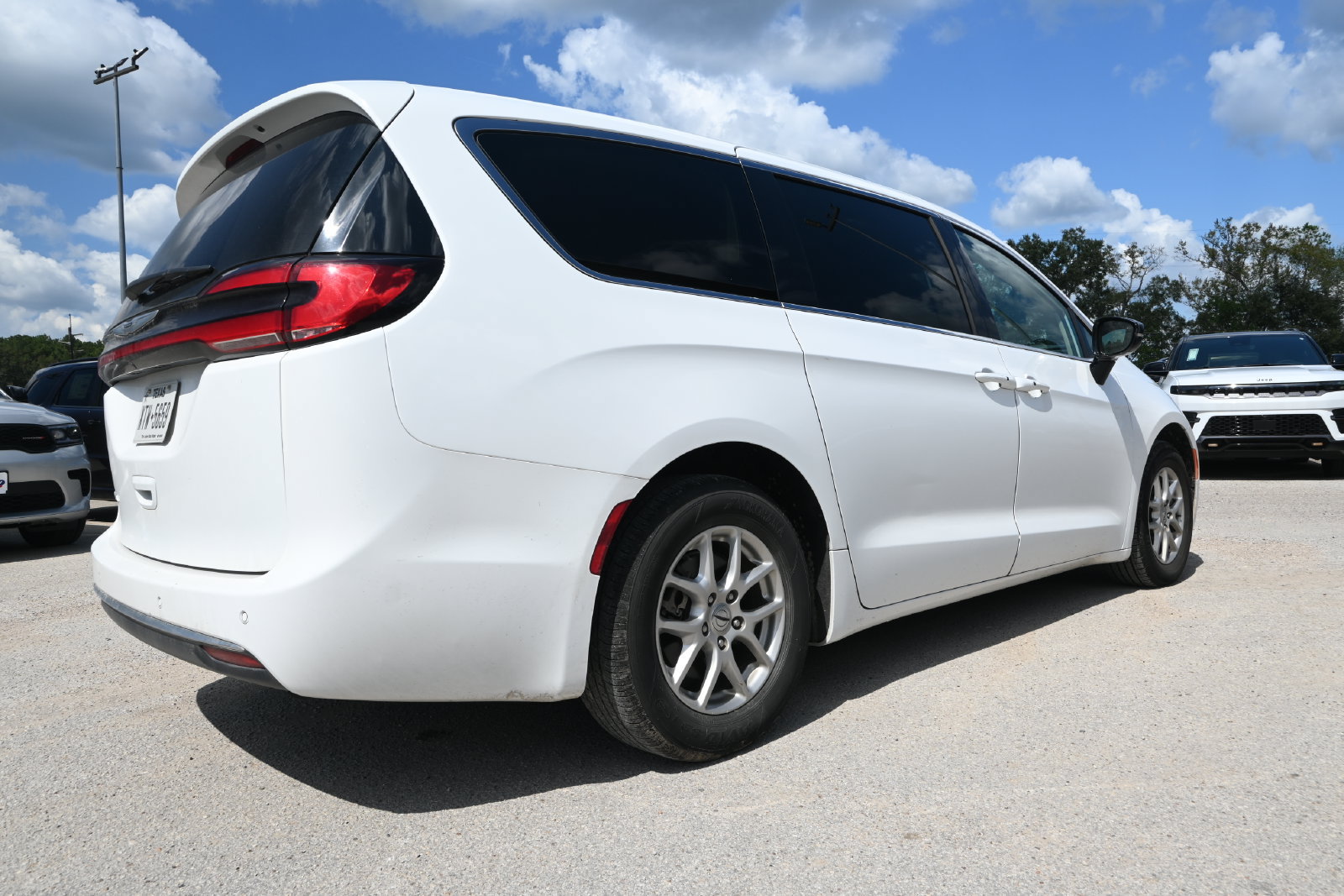 Used 2024 Chrysler Pacifica Touring-L FWD image 2