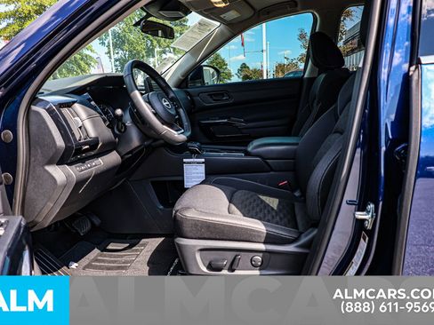 Used 2024 Nissan Pathfinder SV w/ SV Premium Package image 18
