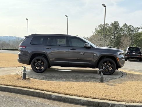 New 2025 Jeep Grand Cherokee L Altitude image 8