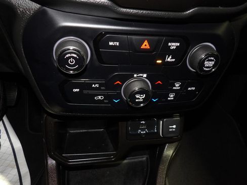 Used 2021 Jeep Renegade Latitude FWD image 14