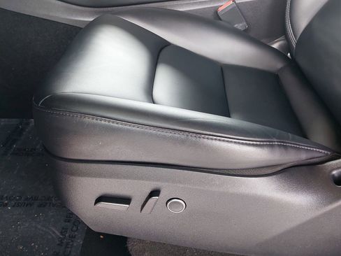 Used 2023 Tesla Model Y Long Range image 31