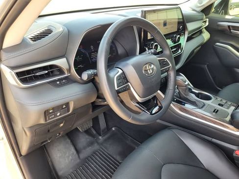 Used 2024 Toyota Highlander Limited AWD/4WD image 23