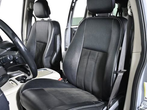 Used 2019 Dodge Grand Caravan SXT image 21