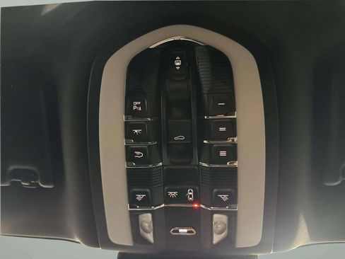 Used 2024 Porsche Macan image 12