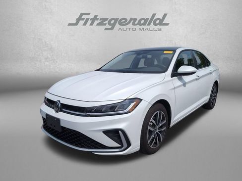 Used 2025 Volkswagen Jetta SE FWD image 3