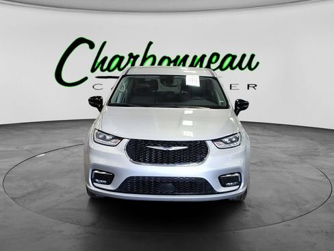 Used 2024 Chrysler Pacifica Touring-L FWD image 8