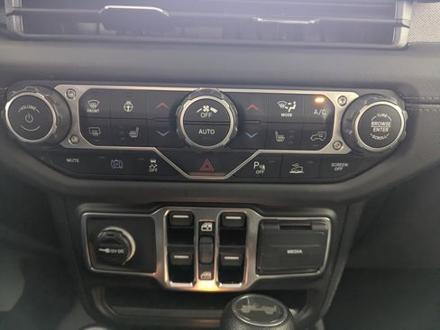 Used 2025 Jeep Wrangler Unlimited Sahara w/ Safety Group AWD/4WD image 19