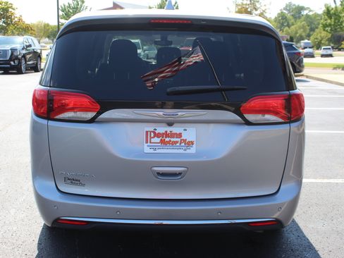 Used 2019 Chrysler Pacifica Touring Plus w/ Tire & Wheel Group FWD image 7
