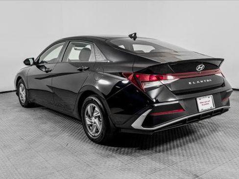 Used 2025 Hyundai Elantra SE FWD image 6