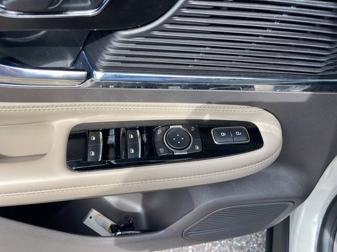 Used 2022 Lincoln Corsair Standard w/ Equipment Group 101A image 10