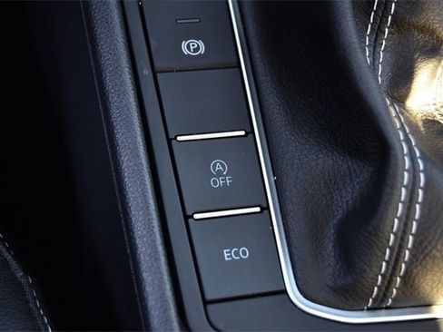 Certified 2024 Volkswagen Jetta SE w/ Panoramic Sunroof Package image 18