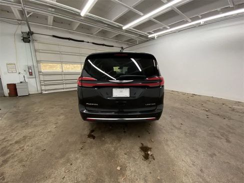 Used 2023 Chrysler Pacifica Limited image 5