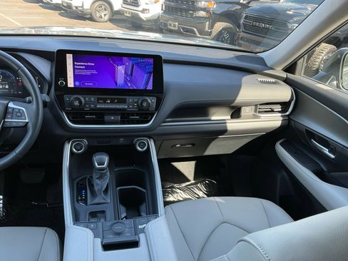 Used 2024 Toyota Grand Highlander AWD image 16