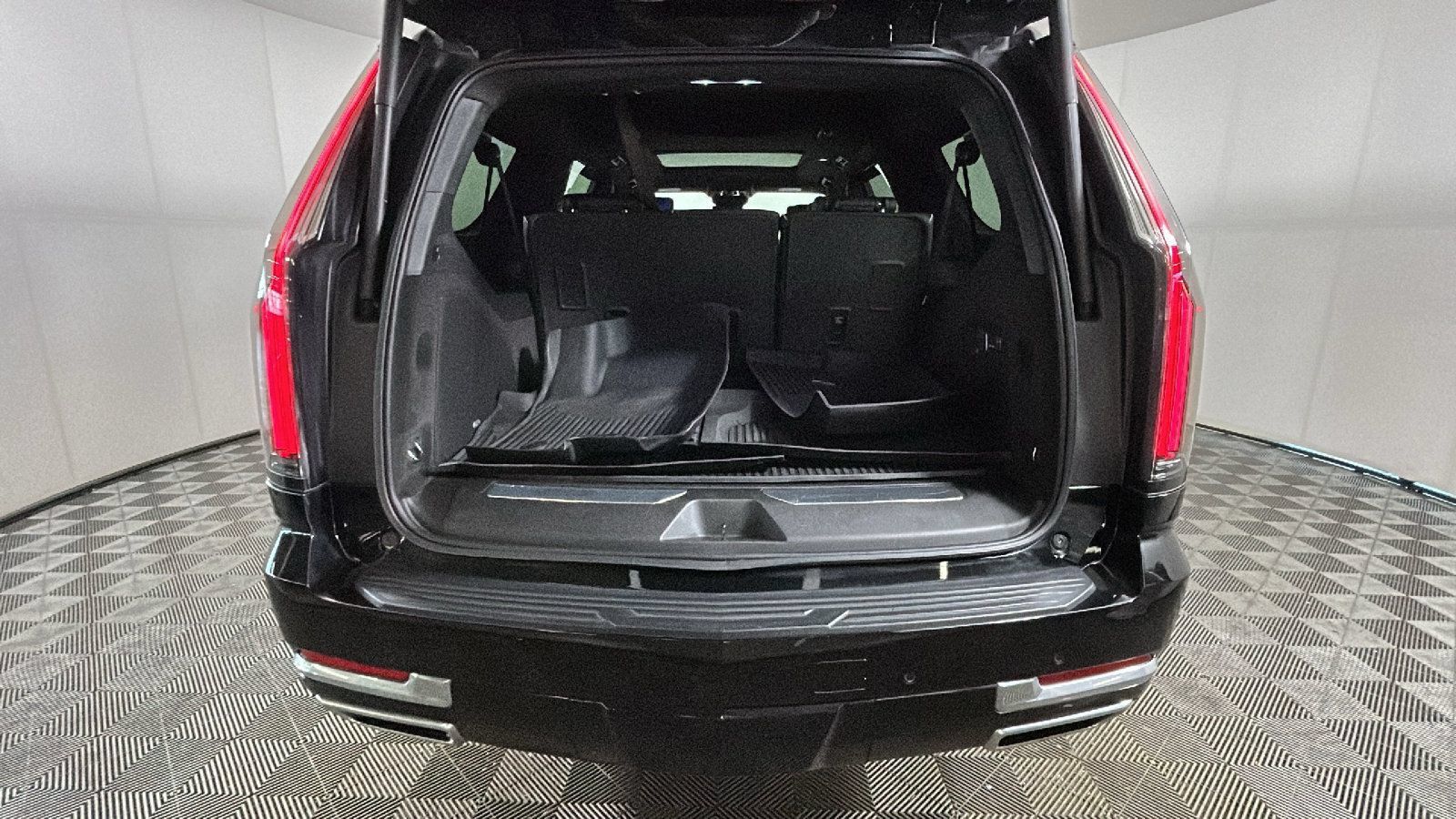Used 2026 Cadillac Escalade ESV Luxury w/ Touring Package AWD/4WD image 33
