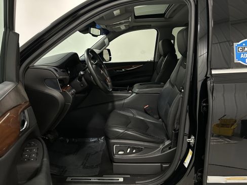 Used 2016 Cadillac Escalade Luxury image 2