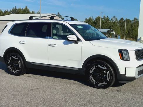 Used 2025 Kia Telluride S FWD image 2