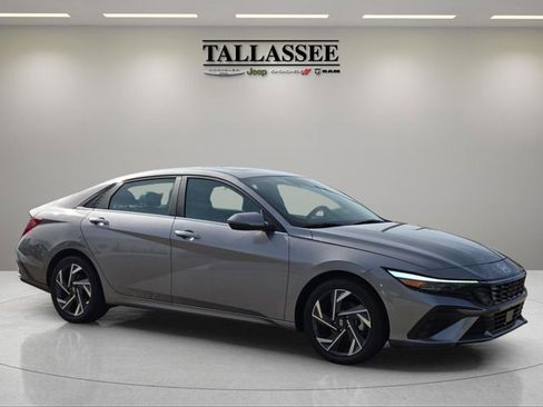 Used 2025 Hyundai Elantra Limited image 5