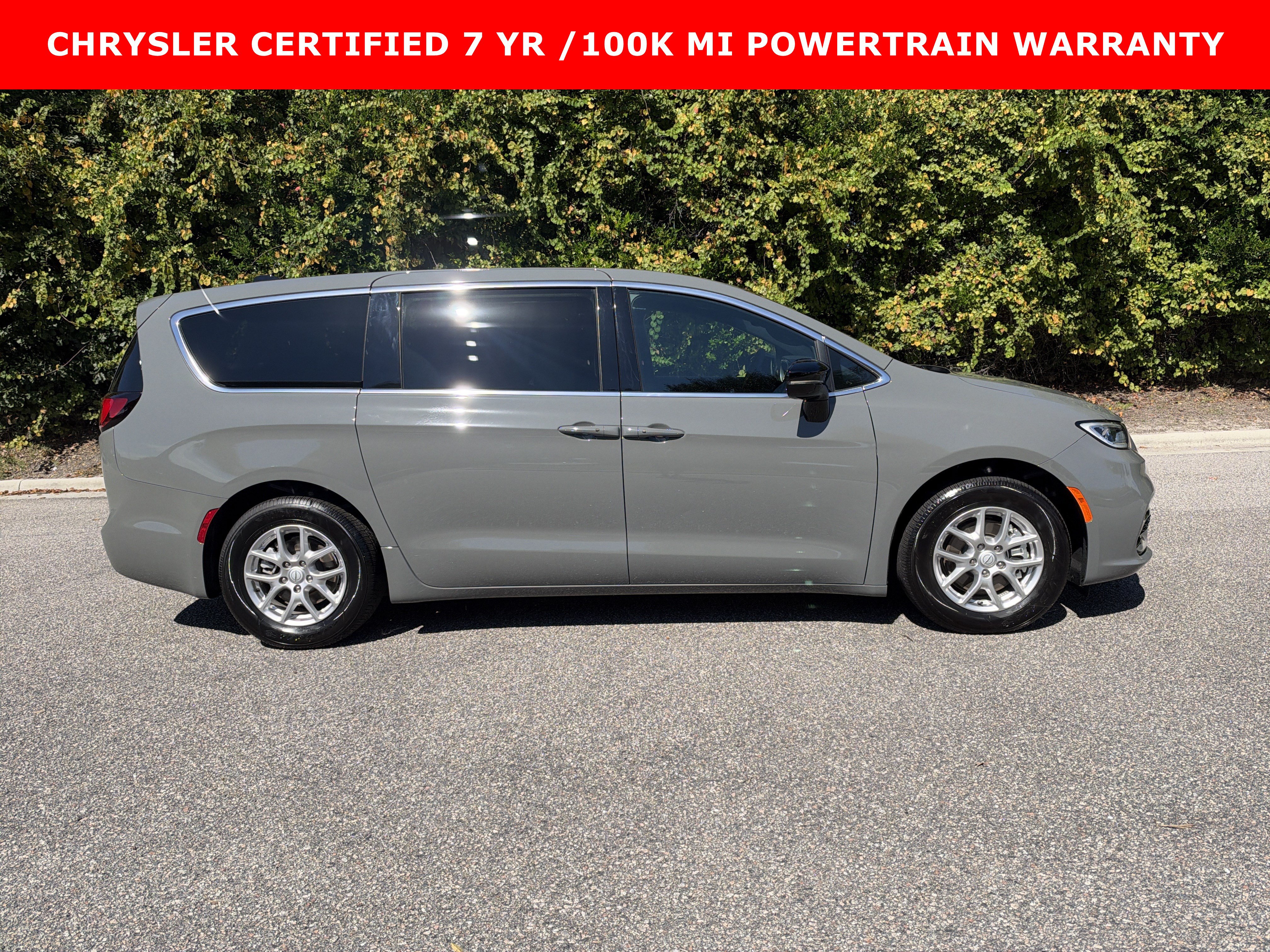 Used 2025 Chrysler Pacifica Select FWD image 10
