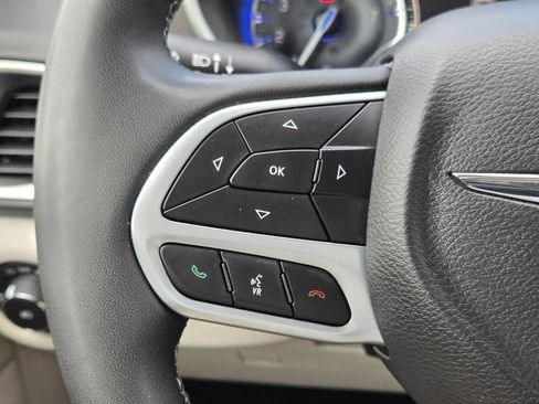 Used 2023 Chrysler Pacifica Touring-L FWD image 27