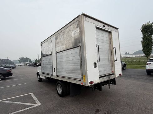 Used 2016 Chevrolet Express 4500 RWD image 21