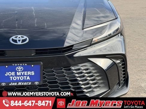 Used 2025 Toyota Camry SE image 4