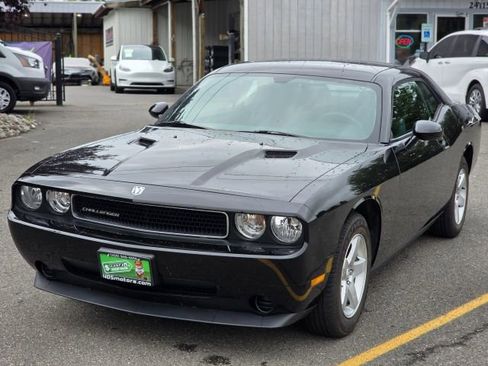 Used 2010 Dodge Challenger SE image 3