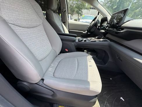 Used 2024 Toyota Sienna LE AWD/4WD image 5
