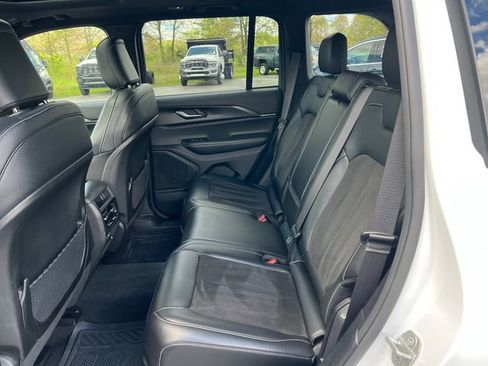 Used 2023 Jeep Grand Cherokee Altitude AWD/4WD image 5